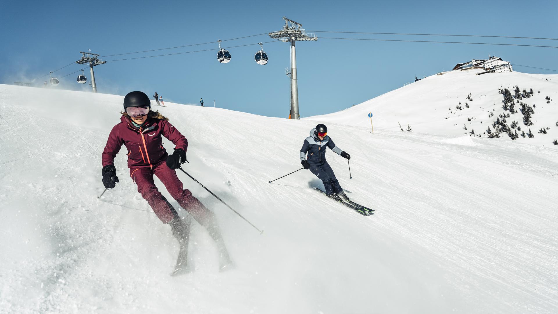 2708-winter-schmitten-paar-skifahren-amiamo-kinderhotel-2022-08-09