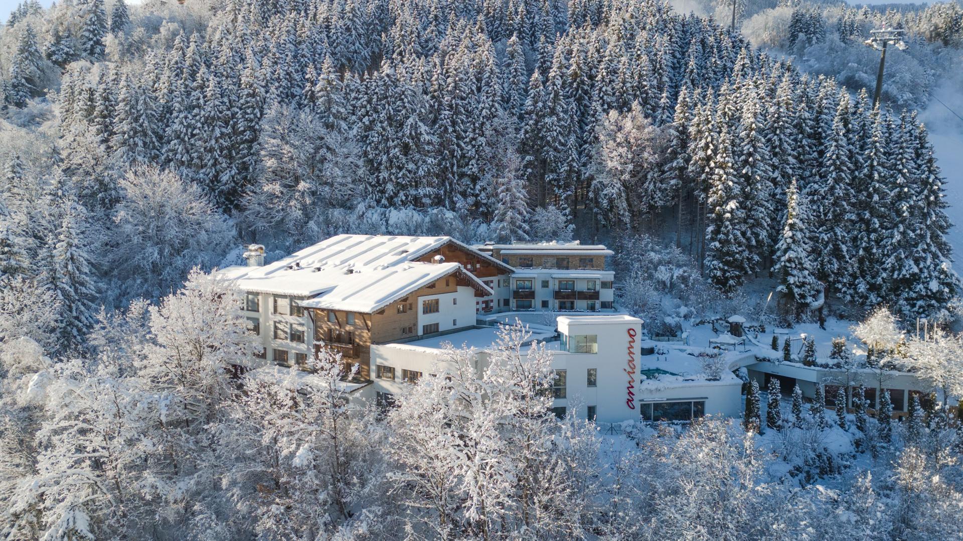 19029-amiamo-winter-aussen-drohne-schriftzug