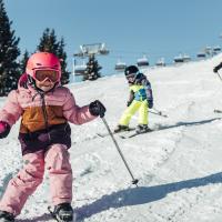 2710-winter-schmitten-kinder-skifahren-amiamo-kinderhotel-2022-09-21