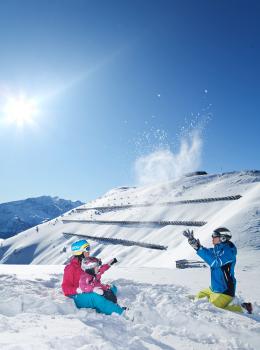 2609-familie-spielt-schmitten-amiamo-kinderhotel-2012-01-12-ORG