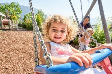 4354-2-kind-schaukel-kinderbetreuerin-amiamo 4354-2-kind-schaukel-kinderbetreuerin-amiamo