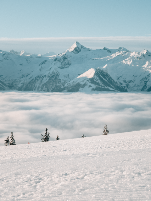 12047-Piste-Berge-Nebel-Hochformat-Winter