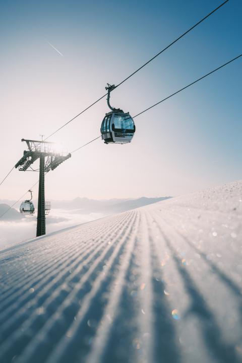 12043-Winter-Piste-tiefe-Gondel-hochformat