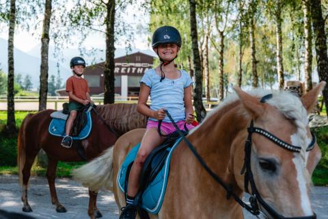 16012-Kinderprogramm_Spaß-mit-Pferden_CU3A0775_LC_(c) Zell am See-Kaprun Tourismus