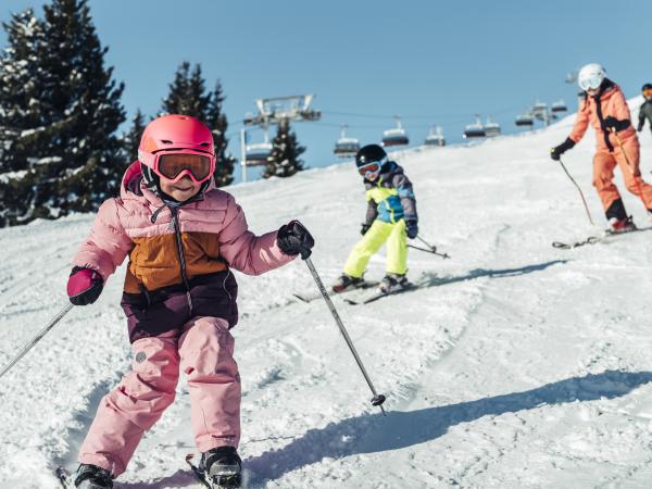 2710-winter-schmitten-kinder-skifahren-amiamo-kinderhotel-2022-09-21