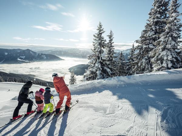 2721-winter-schmitten-familie-zeigen-amiamo-kinderhotel-2023-01-26