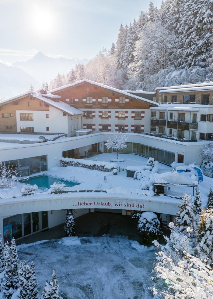 19024-amiamo-winter-aussen-drohne-pool