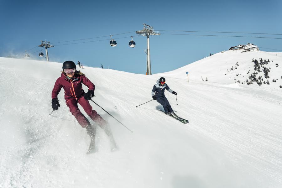 2708-winter-schmitten-paar-skifahren-amiamo-kinderhotel-2022-08-09