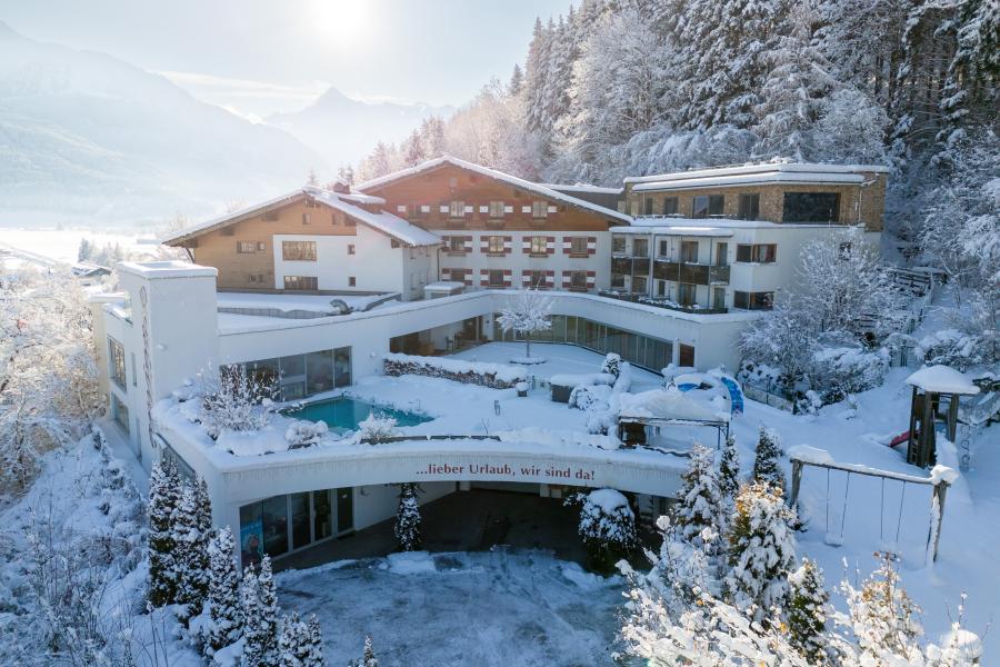 19024-amiamo-winter-aussen-drohne-pool 19024-amiamo-winter-aussen-drohne-pool