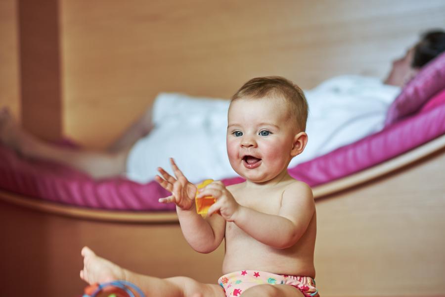 4468-2-baby-spielt-mutter-schlaeft-amiamo-kinderhotel
